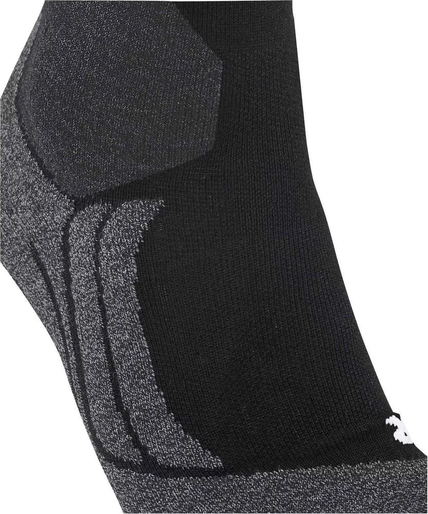 Nahaufnahme einer schwarzen Sportsocke mit strukturierten grauen Verstärkungszonen. Glattes Schwarz am Hauptteil, seitlich und oben meliertes Grau-Schwarz-Strickmuster für ergonomische Unterstützung und Belüftung. Weißes Logo unten.
