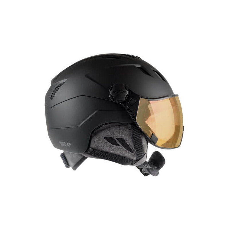 Casque de ski noir avec visière Casque de ski noir CP CORAO+ avec visière dorée sur le côté, jugulaire visible.