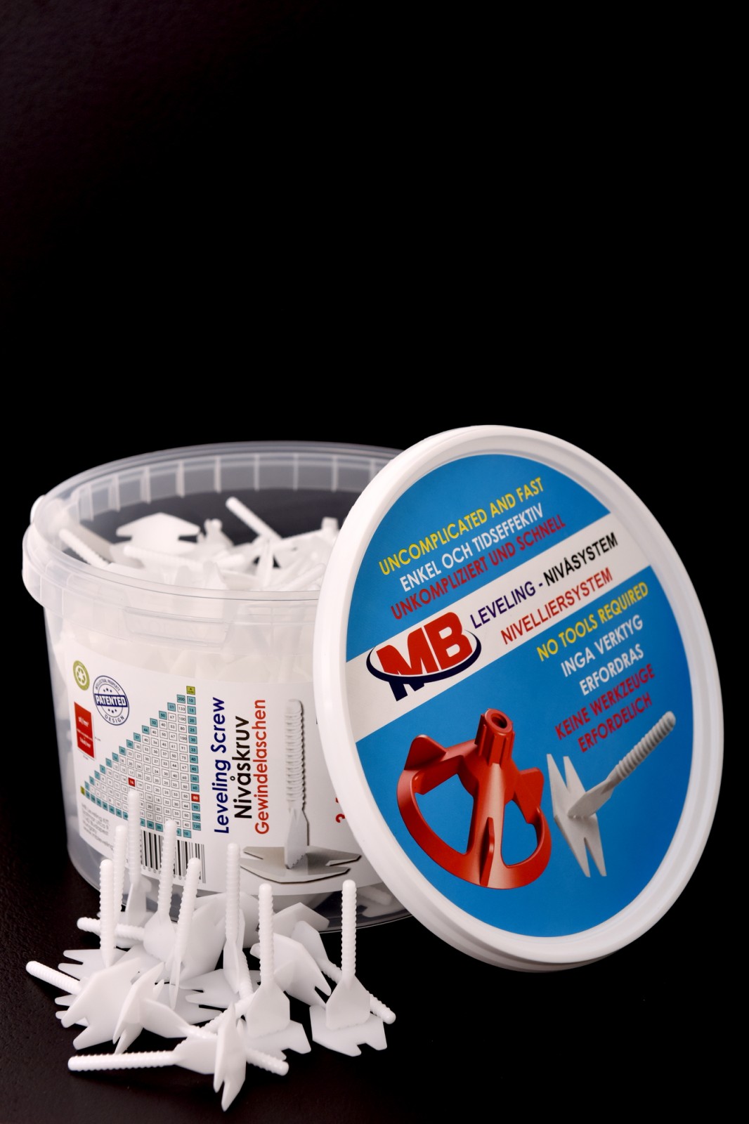 MB Leveling Seau Seau avec pattes filetées MB Leveling, pièces en plastique blanc, pour une pose précise des carreaux, couvercle avec graphisme rouge et blanc.