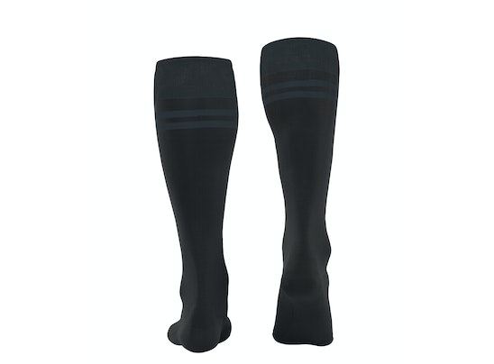 FALKE SK7 Race Kniestrümpfe Zwei schwarze FALKE SK7 Race Skiing Kniestrümpfe von hinten, mit drei horizontalen Streifen oben.