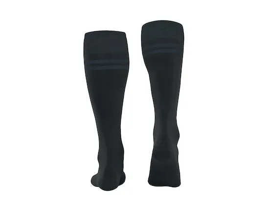 Zwei schwarze FALKE SK7 Race Skiing Kniestrümpfe von hinten, mit drei horizontalen Streifen oben.