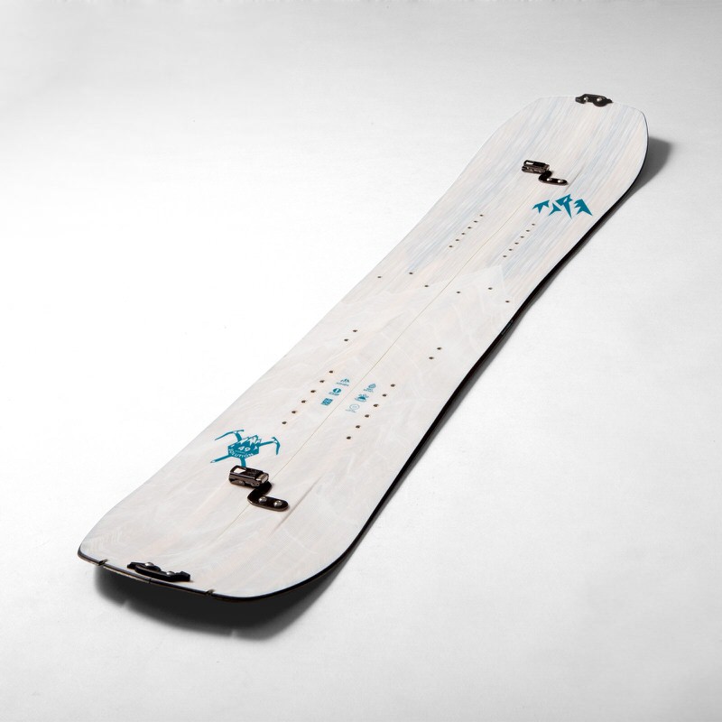 Weißes Jones Splitboard Weißes Jones Womens Solution Splitboard, geteilt mit blauen Grafiken und Bindungen.
