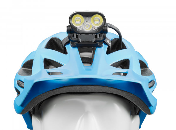 Hellblauer Helm mit montierter Blika R4 Lampe auf einem weißen Dummy Kopf.