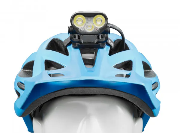 Casque bleu clair avec lampe Blika R4 montée sur une tête de mannequin blanche.