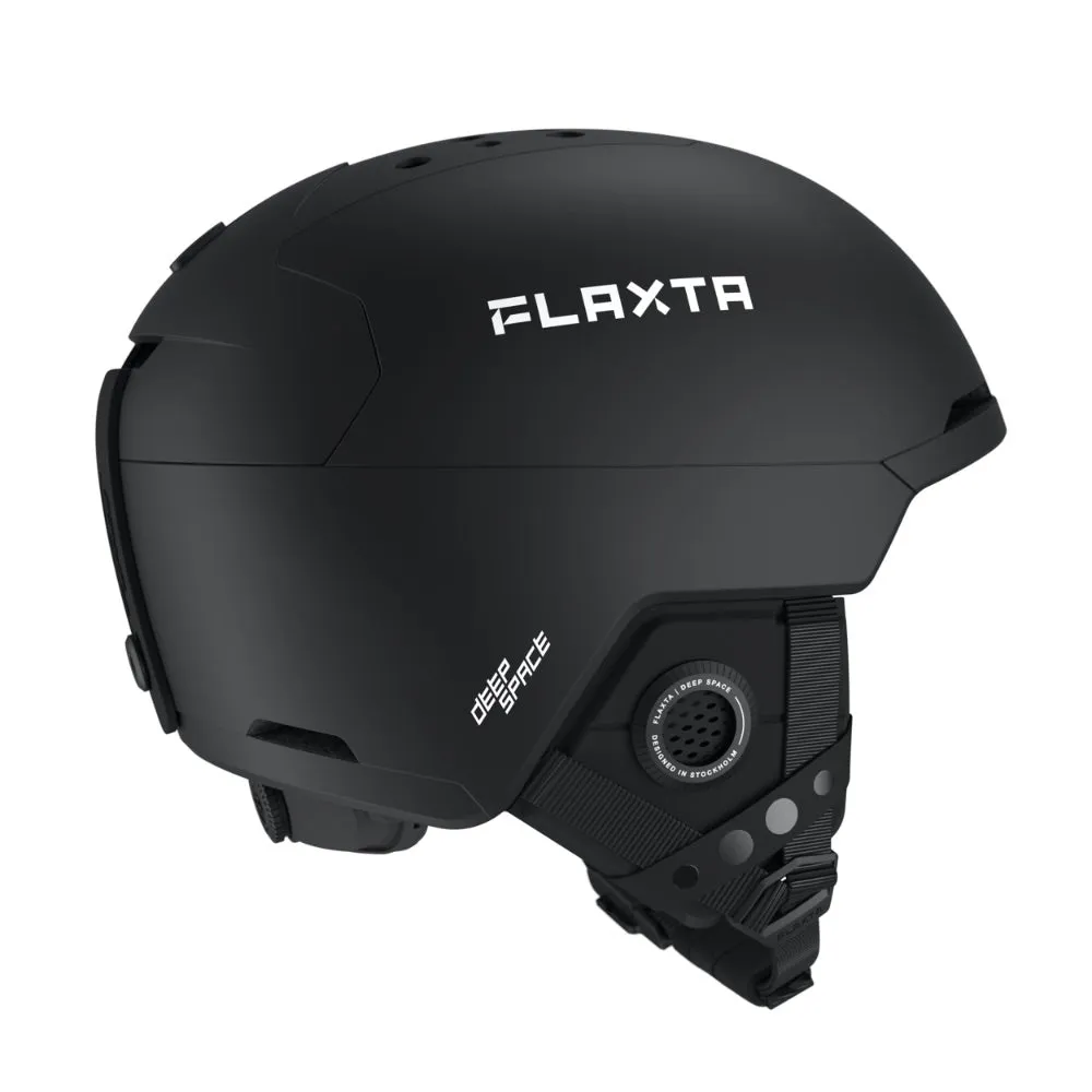 Schwarzer Skihelm "Deep Space" von Flaxta, Seitenansicht. Markenlogo und Produktname in weißer Schrift. Verstellbarer Kinnriemen sichtbar.