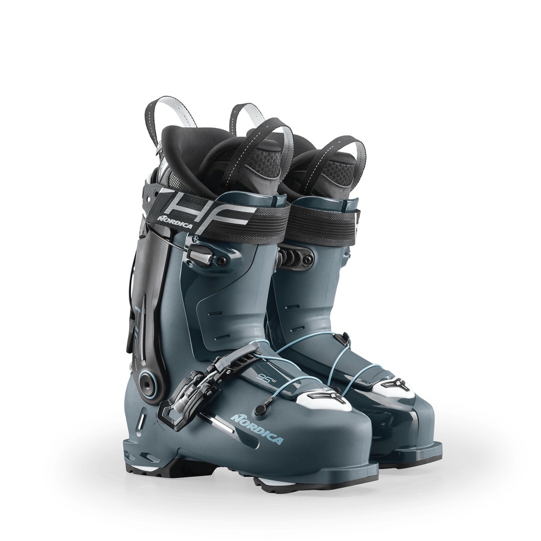 Nordica HF Pro 95 W Skischuhe Zwei graue Nordica HF Pro 95 W GW Skischuhe stehen aufrecht vor einem weißen Hintergrund. Details: Schnallen, Riemen und Zuglaschen.