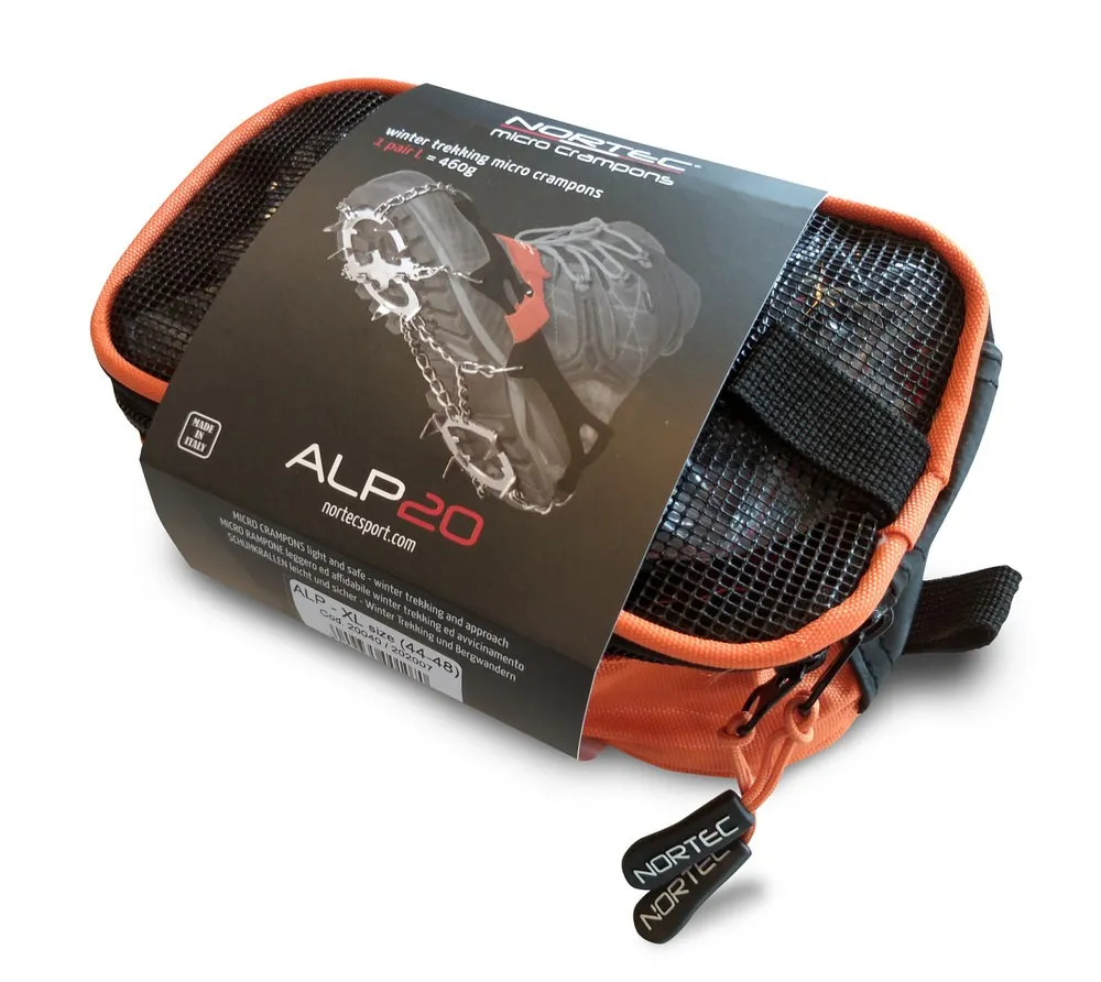 Verpackung der Alp 2.0 Trekking Steigeisen in orangem Netzbeutel mit Produktinformationen auf Kartonbanderole.