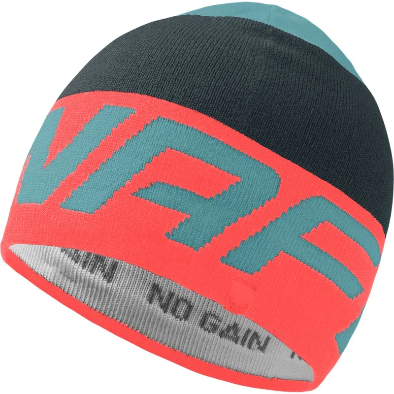 Primo piano del Dynafit Radical Beanie in Hot Coral, con scritte e accenti di colore turchese.