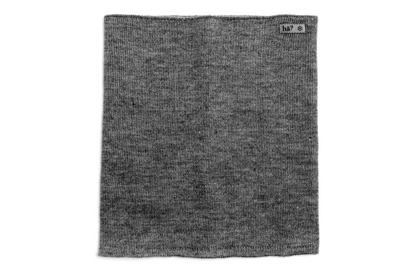 Neckwarmer gris en mérinos, deux couches, avec un petit logo rectangulaire en haut à droite.