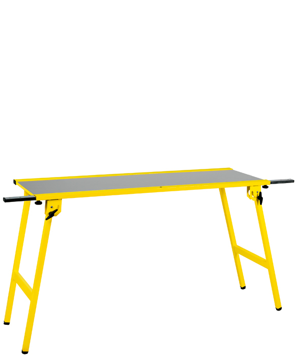 Gelber Arbeitstisch mit grauer Arbeitsfläche vor einem weißen Hintergrund.