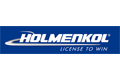 Holmenkol Logo Blau Blaues Holmenkol-Logo mit geschwungenem Akzent über dem Schriftzug und dem Slogan "License to Win".