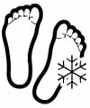 Deux empreintes de pied, l'une avec un flocon de neige à côté, en noir et blanc. Montre des pieds froids.