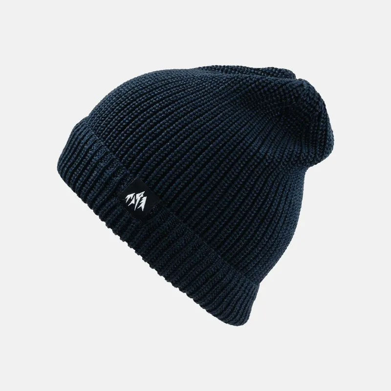 Gros plan sur le bonnet noir Jones Arlberg avec un motif en tricot côtelé et un petit patch blanc avec le logo.