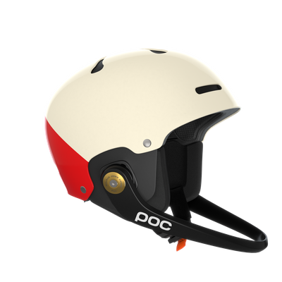 Elfenbeinfarbener Skihelm mit rotem Akzent, schwarzem Gurt und "POC" Logo.