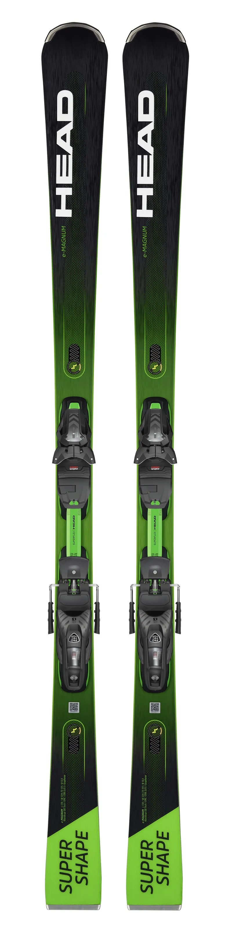 Deux skis "Head Supershape e-Magnum" avec fixations, photographiés d'en haut. Les skis sont verts et noirs. Inscriptions : "Head" et "Supershape".