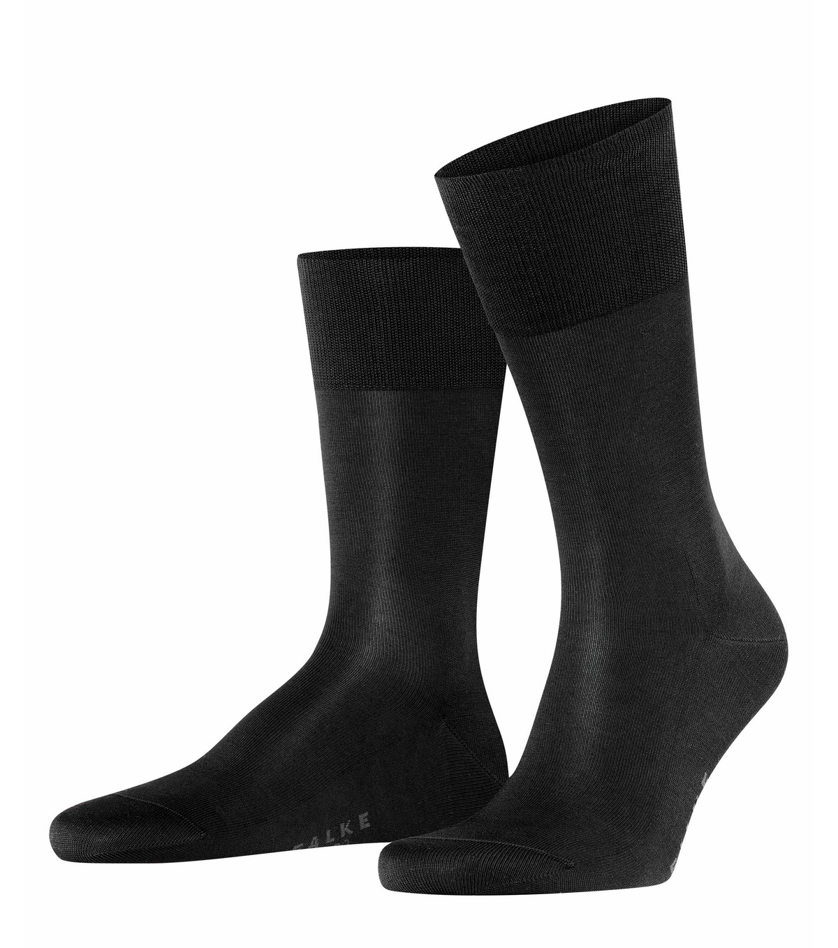 Zwei schwarze Herrensocken stehen aufrecht. Die Textur ist fein gerippt.