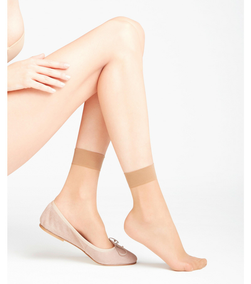 Jambes avec chaussettes transparentes marron clair 15 DEN pour dames et chaussure ballerine.