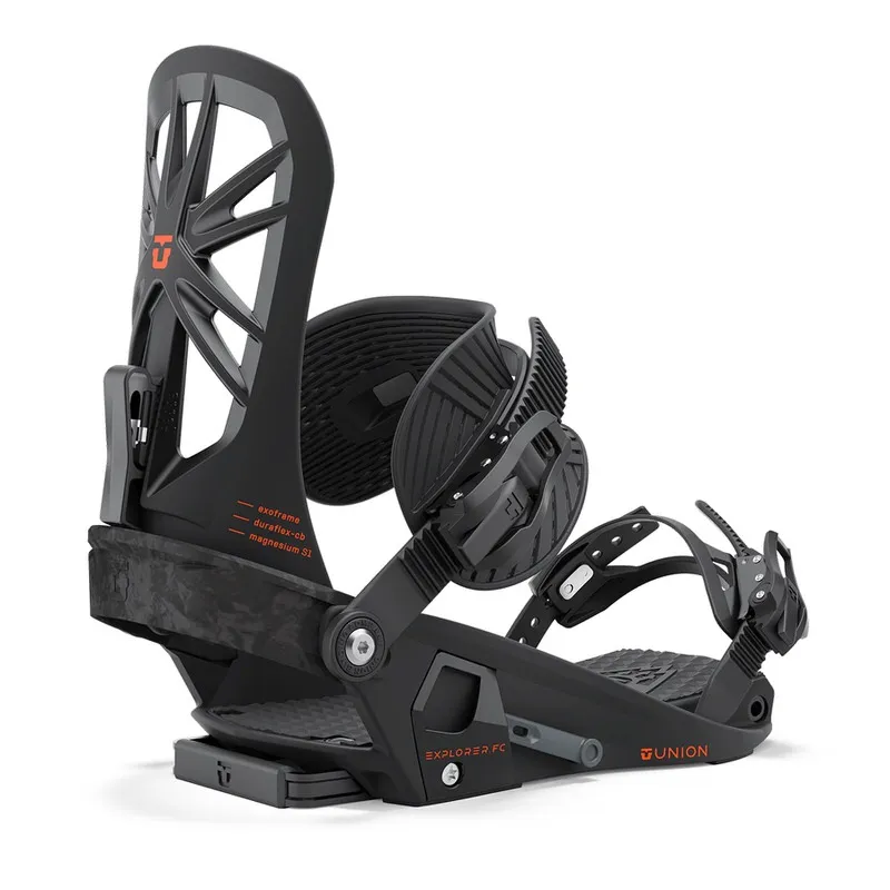 Gros plan sur une fixation de splitboard noire Union Explorer FC.