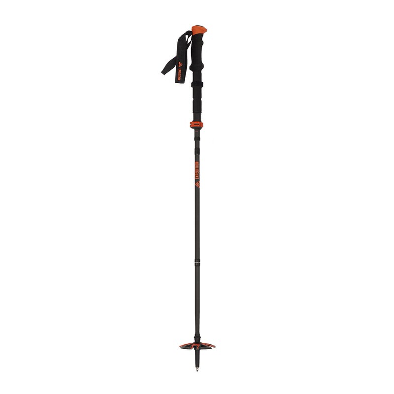 Un bâton de ski de randonnée noir en trois parties en aluminium avec des accents orange, une poignée et une rondelle.