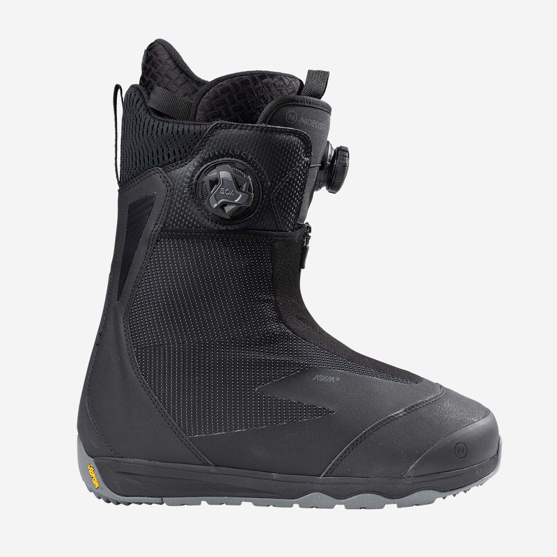 Schwarzer Nidecker Snowboard Boot Schwarzer Nidecker Index Snowboard Boot mit BOA-Drehverschluss, seitliche Ansicht.