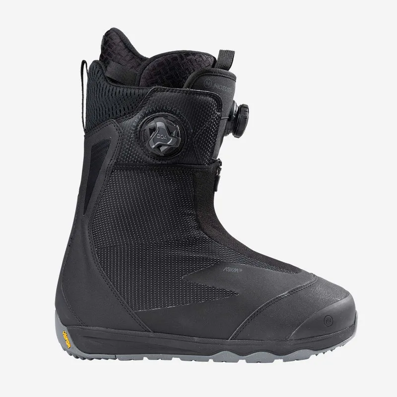 Schwarzer Nidecker Index Snowboard Boot mit BOA-Drehverschluss, seitliche Ansicht.