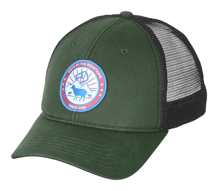 Casquette camionneur verte avec empiècement en mesh et écusson rond avec mouton et montagnes.