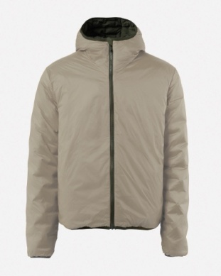 Beige Daunenjacke mit Kapuze und durchgehendem, dunklem Reißverschluss vor neutralem Hintergrund.