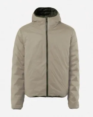 Piumino beige con cappuccio e zip scura a tutta lunghezza su sfondo neutro.