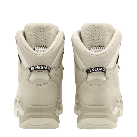 Zwei beigefarbene Wanderstiefel von hinten, mit "Renegade"-Schriftzug auf der Fersenschlaufe, isoliert auf einem weißen Hintergrund.
