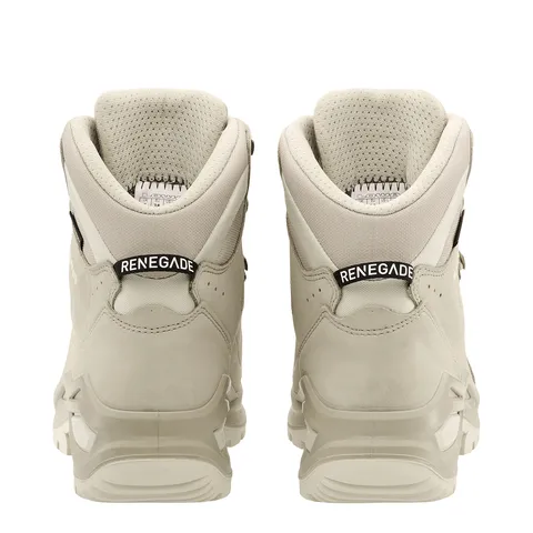 Zwei beigefarbene Wanderstiefel von hinten, mit "Renegade"-Schriftzug auf der Fersenschlaufe, isoliert auf einem weißen Hintergrund.