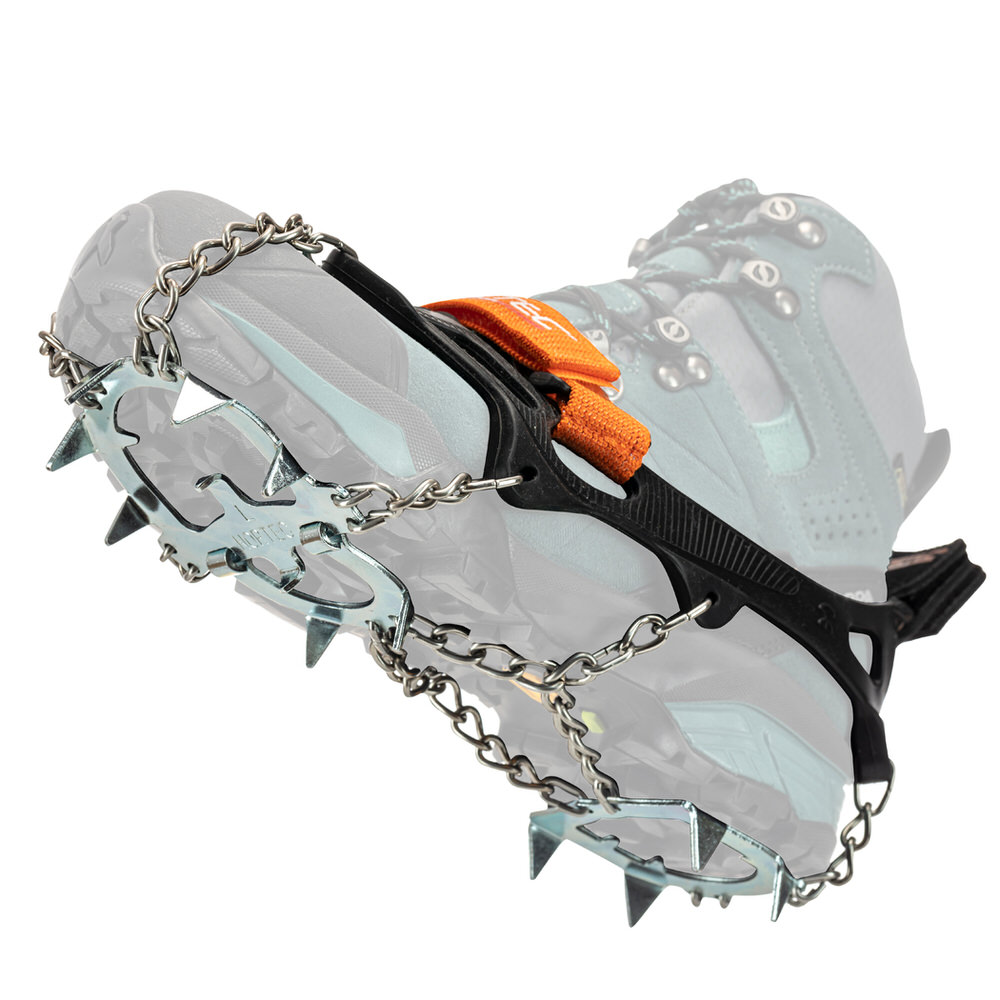 Nahaufnahme eines Trekking-Schuh mit montierten Alp 2.0 Steigeisen, Ketten und Spikes für Eis und Schnee.