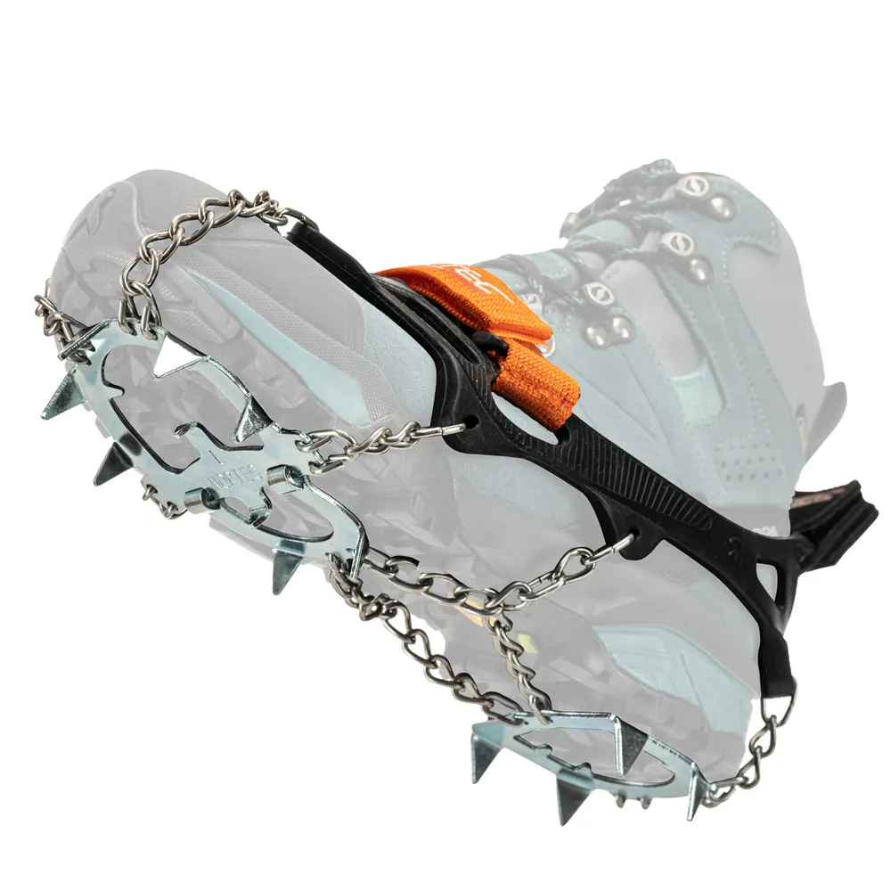 Nahaufnahme eines Trekking-Schuh mit montierten Alp 2.0 Steigeisen, Ketten und Spikes für Eis und Schnee.