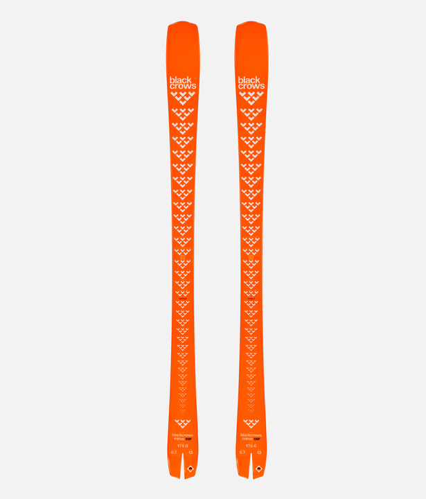 Ski orange Black Crows Mirus Cor, avec logo blanc et éléments graphiques sur le dessus.
