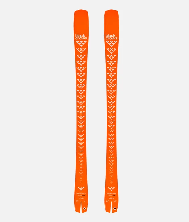 Ski orange Black Crows Mirus Cor, avec logo blanc et éléments graphiques sur le dessus.