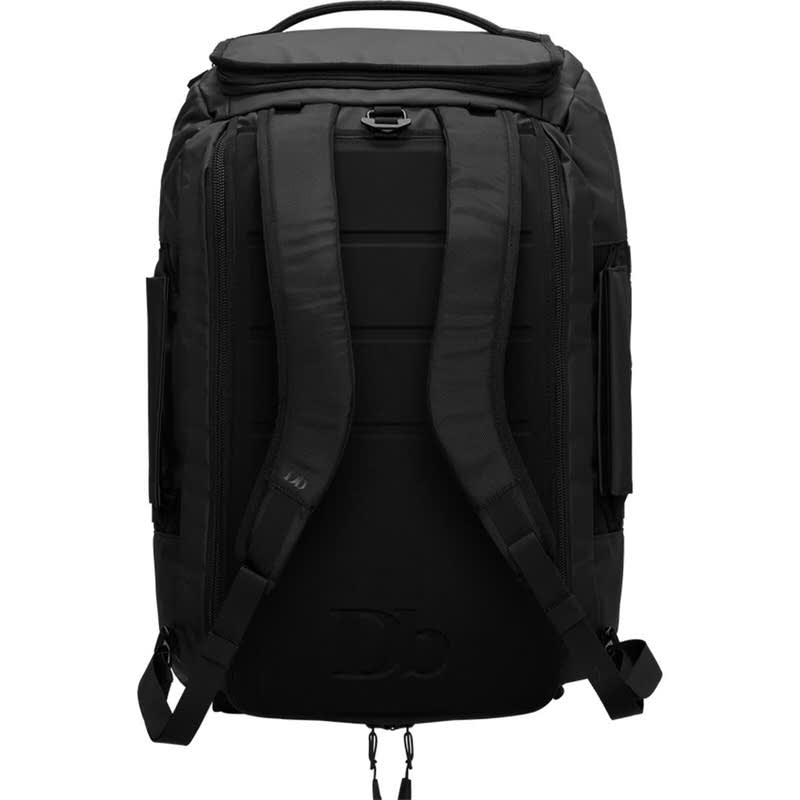 Schwarzer Carryall 65L Rucksack, Rückansicht mit Schultergurten und Tragegriff.