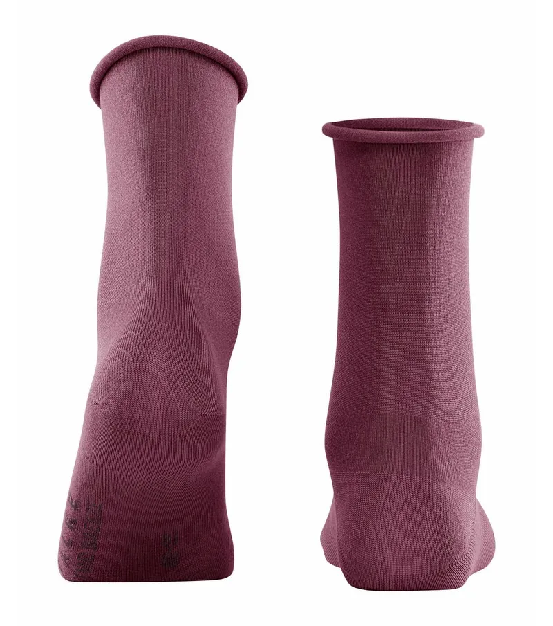 Zwei Active Breeze Damen Socken in Pflaumenfarbe, stehend, mit Rollbündchen.