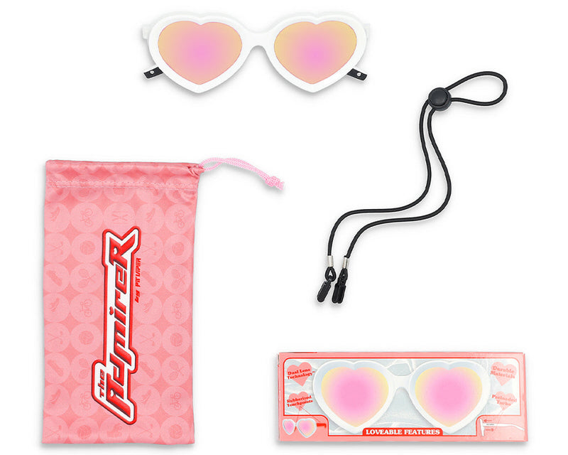 Lunettes de soleil en forme de cœur, monture blanche, verres roses et jaunes, pochette et cordon à lunettes, emballage du produit.