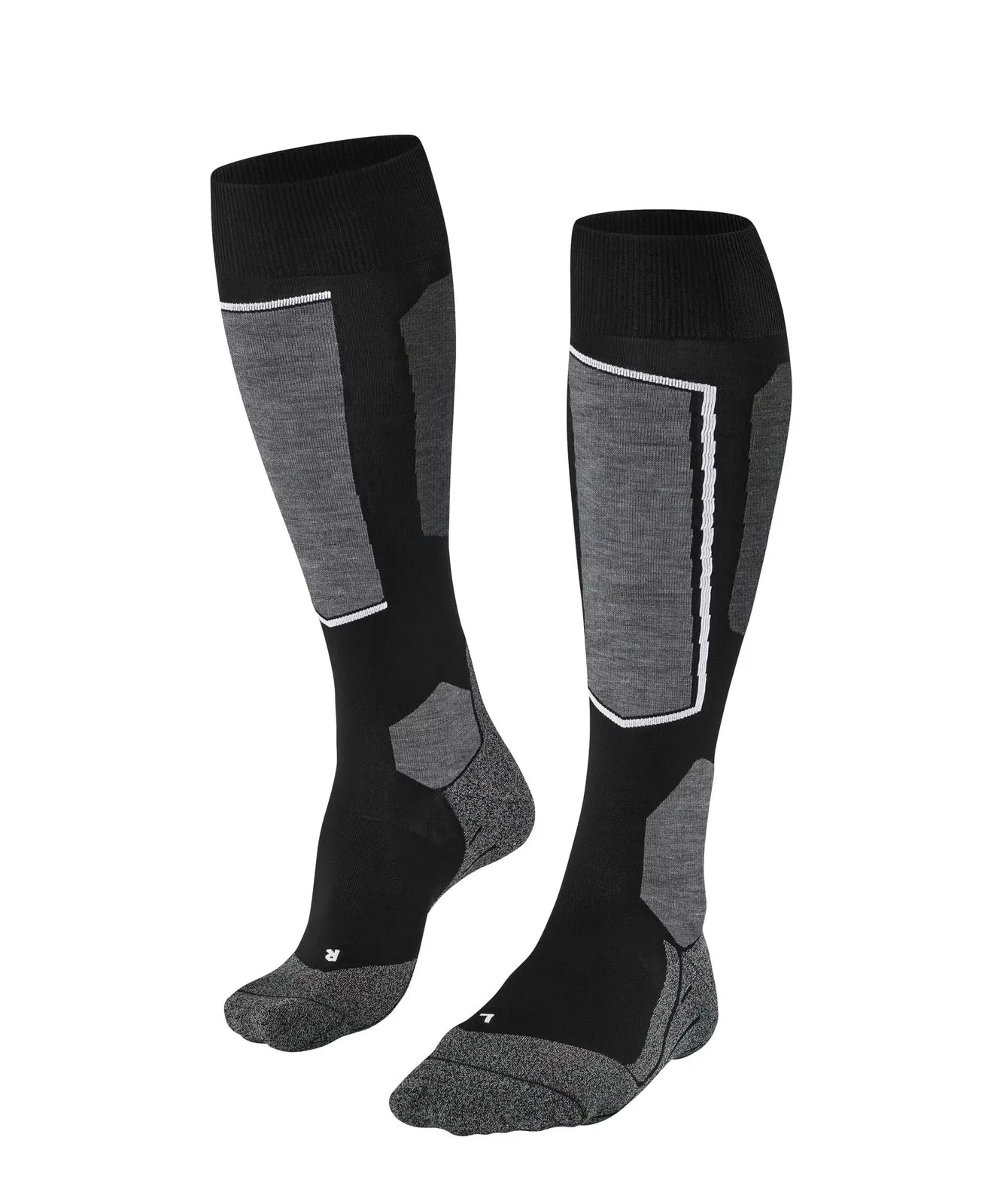 Calzini da sci neri e grigi su sfondo bianco. Al ginocchio, prevalentemente neri con rinforzi grigio scuro su tibia, tallone e punta. Linee bianche incorniciano la zona della tibia. Suola con R/L.