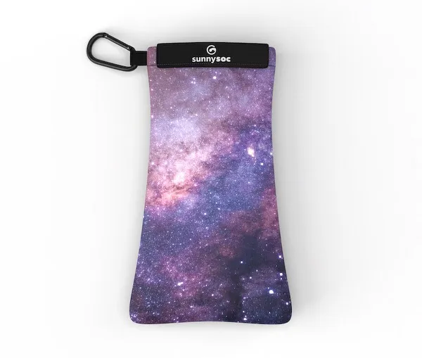 Galactic Sunnysoc: Schutzhülle mit Karabinerhaken, bedruckt mit einem sternenübersäten galaktischen Nebel.