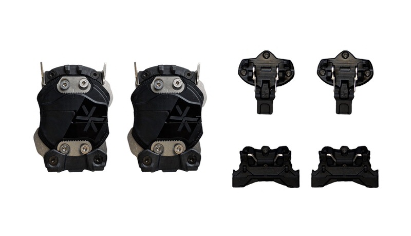 Zwei Karakoram Ultra Ranger Splitboard Bindungen und Interface Teile auf weißem Hintergrund.