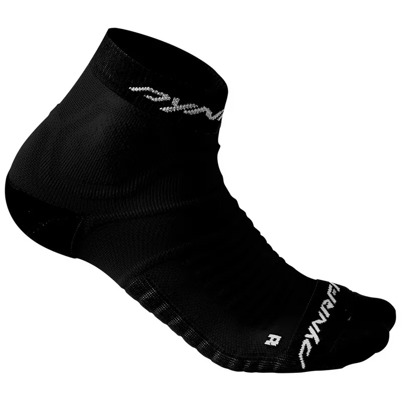 Chaussettes courtes noires Vertical Mesh Footie de Dynafit, sur le côté. Inscription blanche "Dynafit" sur le bord supérieur et inférieur de la chaussette.