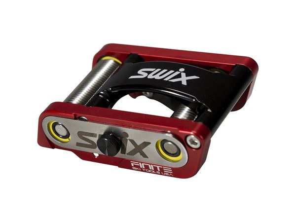 Detailansicht des T048P Strukturtools mit vier Rollen, rot-schwarz, Marke Swix.