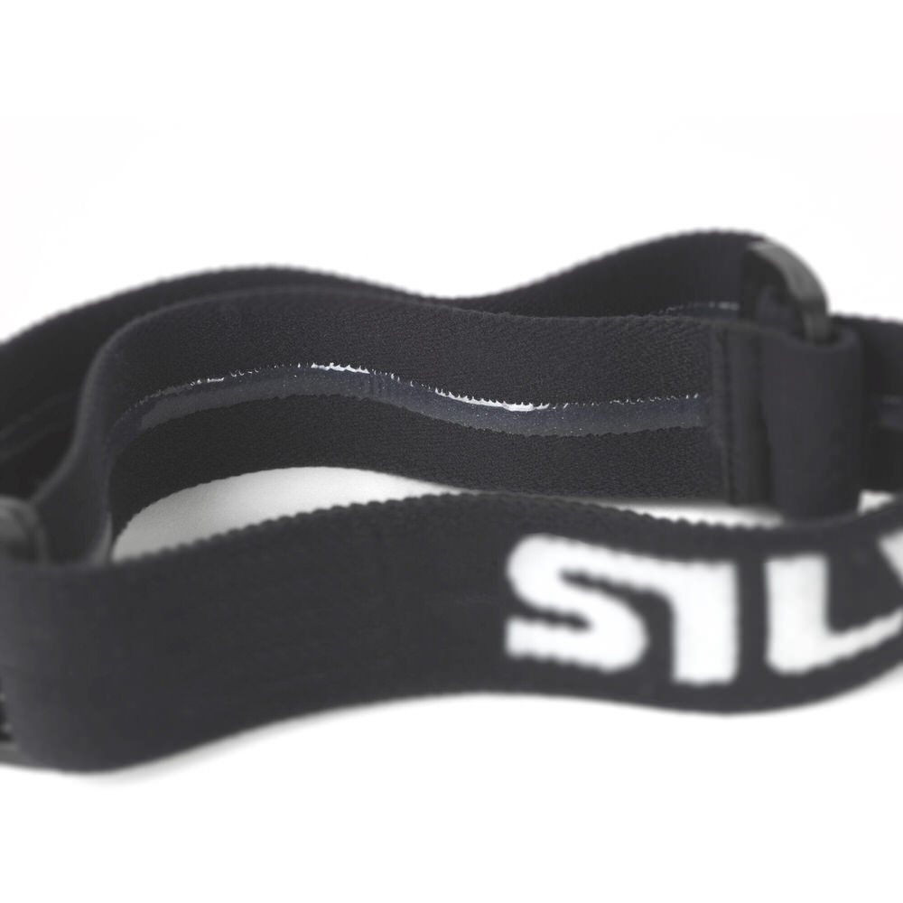 Detailansicht vom Anti-Rutsch Stirnband der Silva Scout 3X Stirnlampe. Das Band ist schwarz, der Schriftzug "SILVA" ist in Weiß.