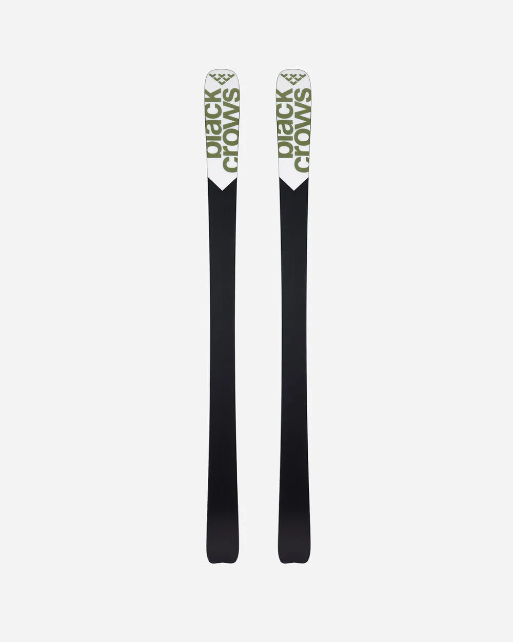 Due sci neri con estremità bianche e la scritta "Black Crows" in verde oliva si ergono su uno sfondo bianco.