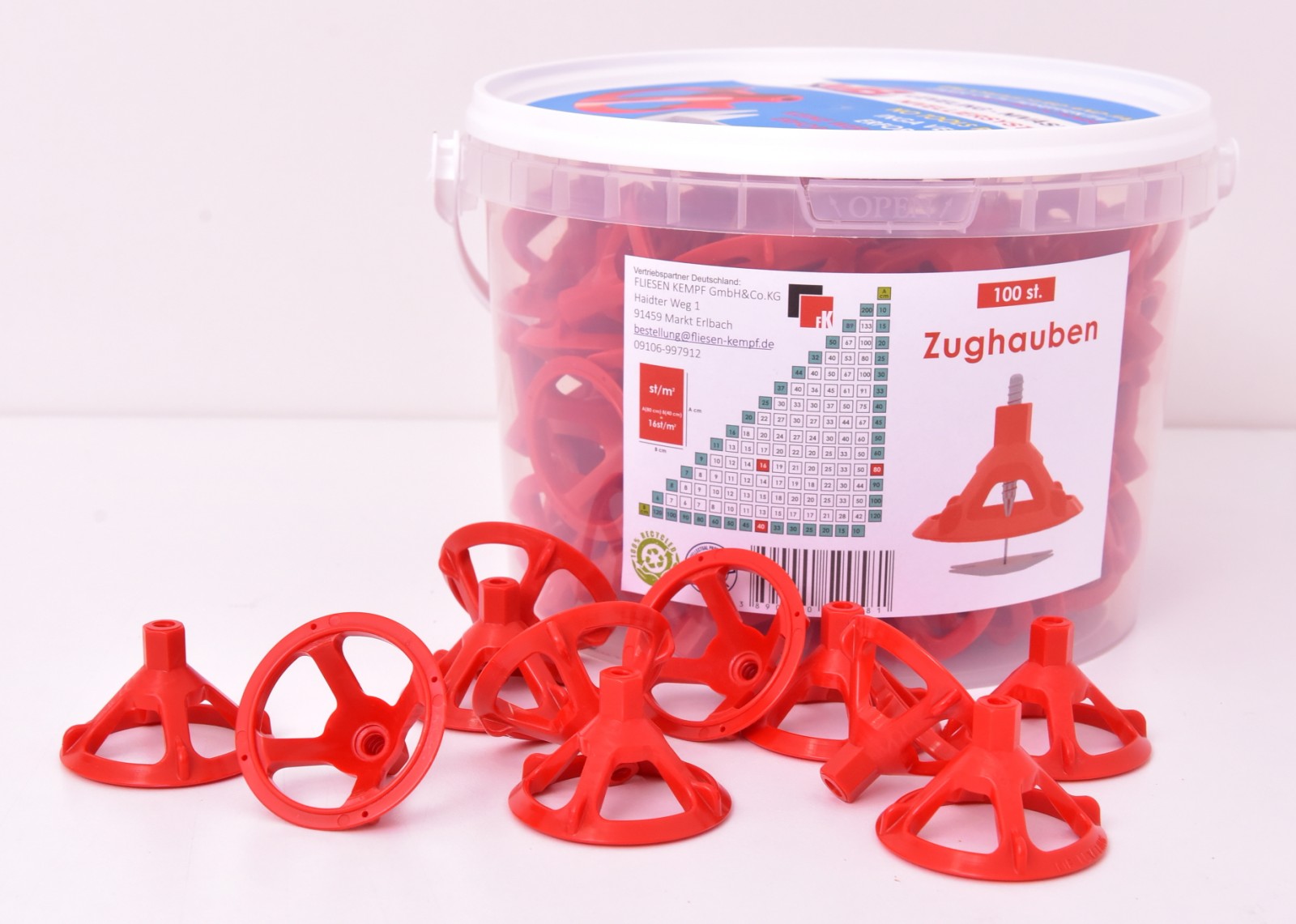 Rote MB Leveling Zughauben, teils lose, teils im transparenten Eimer. Nivelliersystem zur Fliesenverlegung.