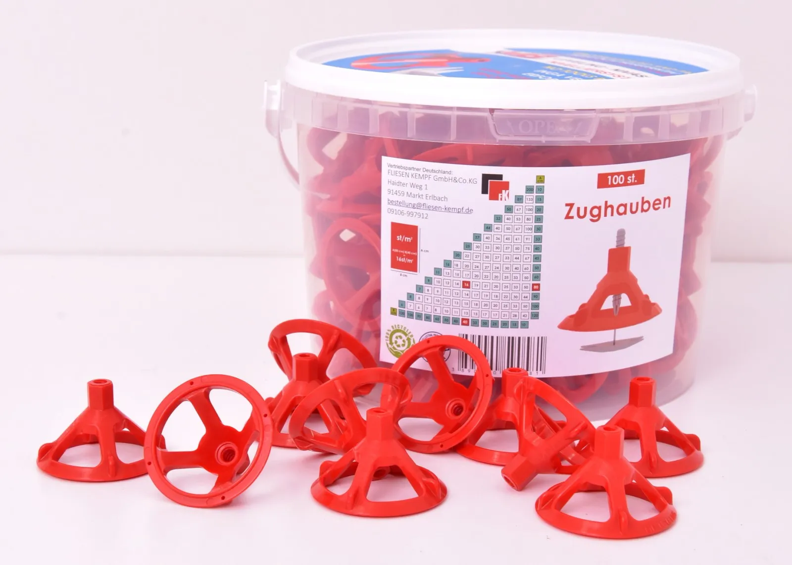 Rote MB Leveling Zughauben, teils lose, teils im transparenten Eimer. Nivelliersystem zur Fliesenverlegung.