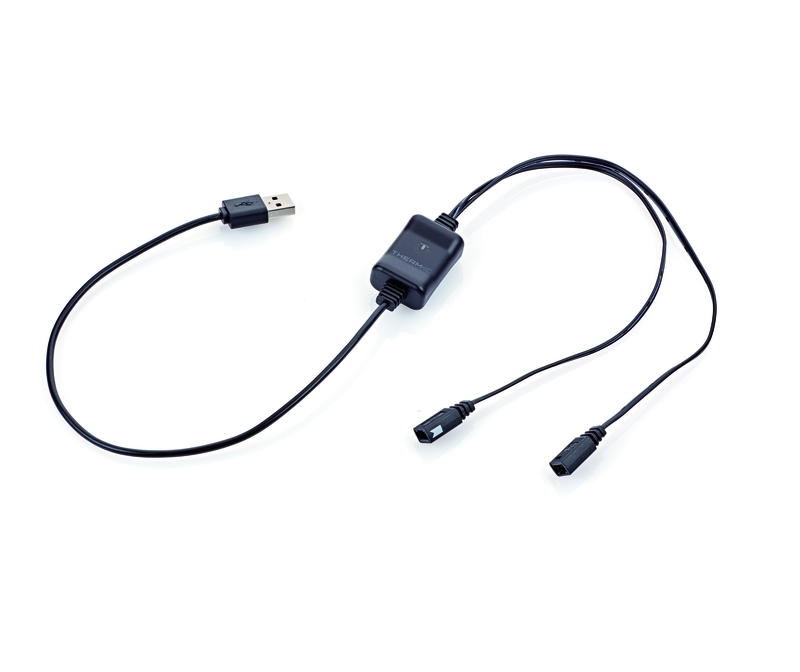 Chargeur USB noir avec deux connecteurs et câble sur fond blanc.