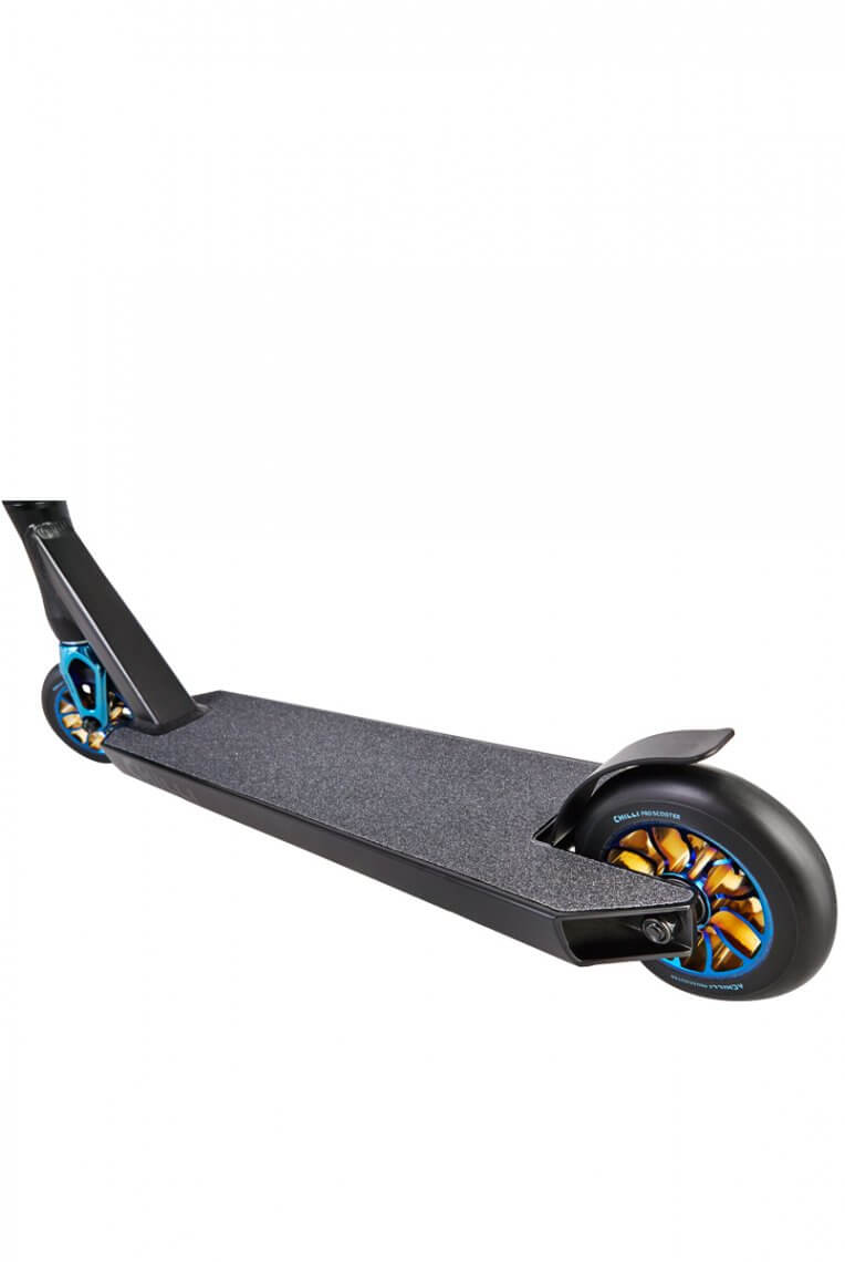 Schwarzer Chilli Pro Scooter Reaper mit blauen Akzenten und goldfarbenen Speichen.