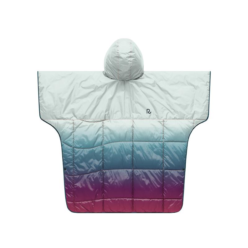 Nanoloft Puffy Poncho in Crisp Fade mit Kapuze, Farbverlauf von Weiß über Blau nach Lila.