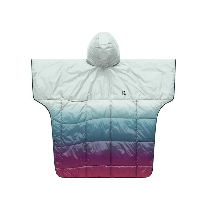 Nanoloft Puffy Poncho in Crisp Fade mit Kapuze, Farbverlauf von Weiß über Blau nach Lila.